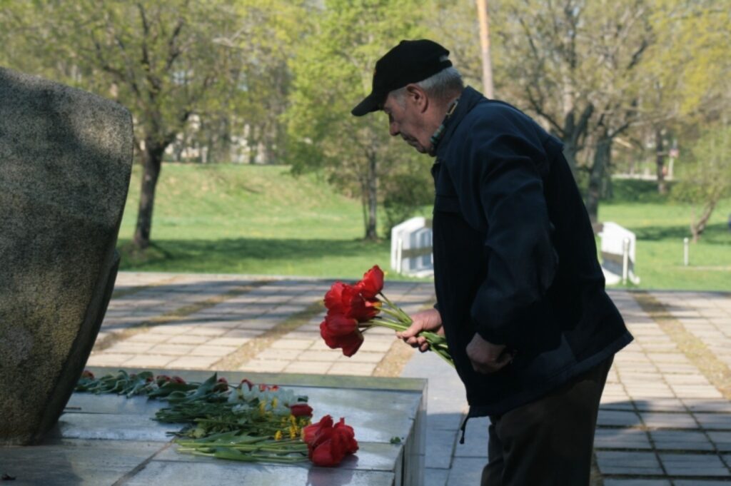 Ivans Iļjenko šodien nolika ziedus gan padomju, gan vācu karavīru kapos, jo uzskata, ka kritušie nav vainojami. 
Autors: Aldis Dubļāns