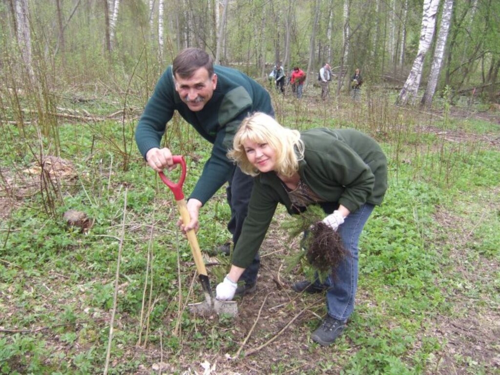 Meža dienās aktīvi iesaistījās arī Smiltenes mežniecības darbinieki, kuri atjaunoja 0,4 hektāru lielu platību Smiltenes apkārtnē. Attēlā: mežsargs Andrejs Bukšs un vietniece Ilze Ozoliņa.
Autors: Antra Lapiņa