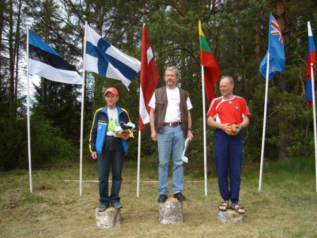 Igauņu orientēšanās sacensībās uz goda pjedestāla kāpa arī Valkas rajona sportisti. No kreisās: smiltenietis Aldis Lapiņš, lietuvietis Henrikas Ulevicius un igaunis Koit Paasma.
Autors: No personīgā arhīva