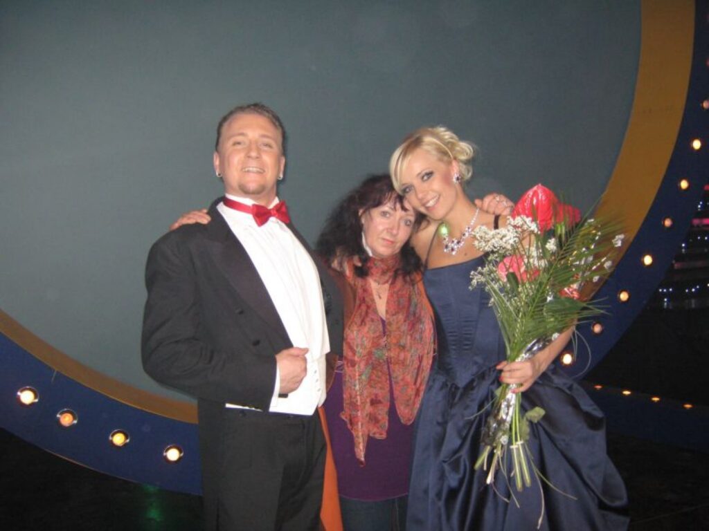  Šova “Zvaigžņu lietus” laikā Lieni Zostiņu tiešraidēs un pat mēģinājumos atbalstīja viņas ģimene. Attēlā no kreisās: Lienes skatuves partneris Edijs Šnipke, mamma Lolita Balode un Liene Zostiņa.
Autors: No personīgā arhīva