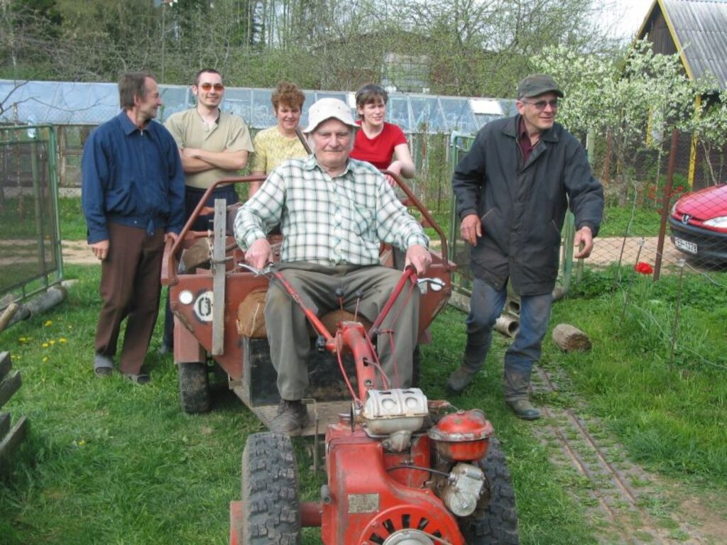 Edgars Jundzis (centrā) uzskata, ka talka ir vislabākā iespēja būt kopā ar  ģimeni un paziņām. 
Autors: Aivars Zilbers