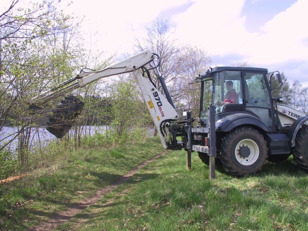 Tehniskais sporta klubs organizēja kārtējos trases sakopšanas darbus. Strādniekiem nācās no Tepera krūmājiem “makšķerēt” autoriepas. 
Autors: Sarmīte Ozola