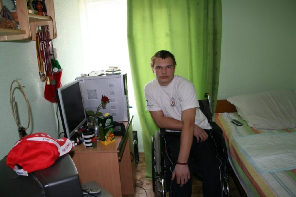 Tēraudskolā no kritiena cietušais Arturs Klots trešdien atgriezās savās mājās. 
Autors: Inga Karpova