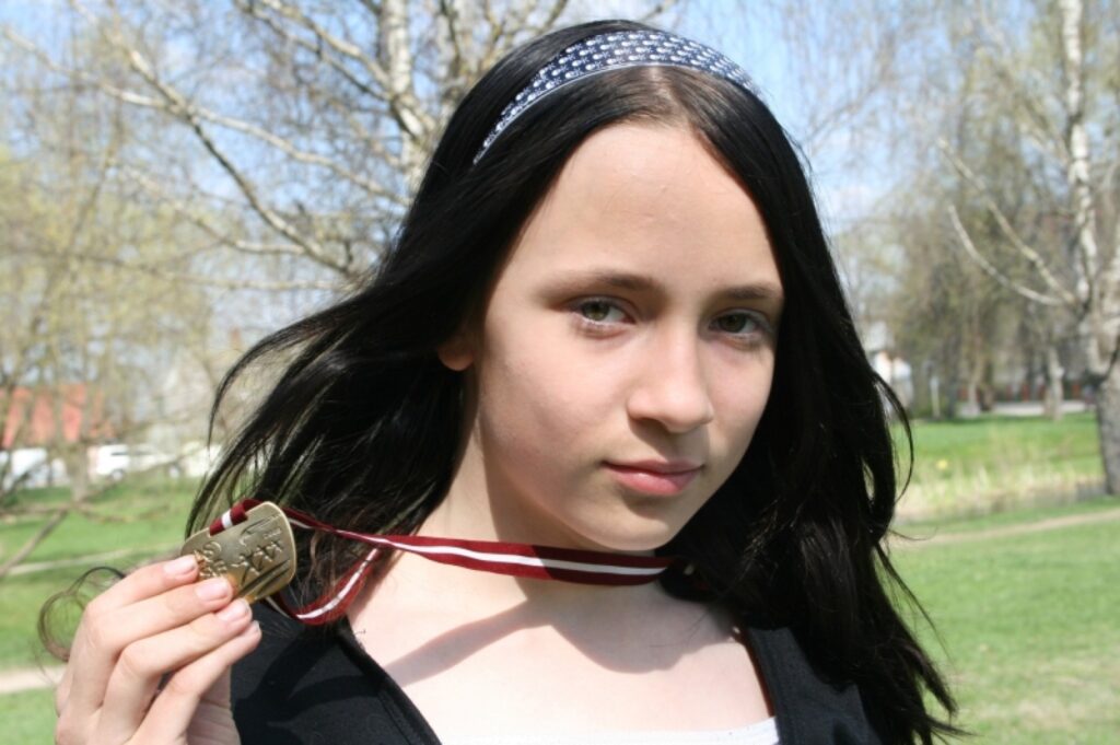 Valkas pamatskolas audzēknei Karīnai Rudus ir pamats lepoties – viņa ir valstī labākā. 
Autors: Aldis Dubļāns