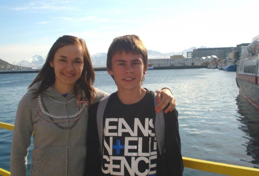 Valkas ģimnāzijas 7. klases skolnieks Emīls Pauders un  Talsu Valsts ģimnāzijas 8. klases skolniece Ieva Krotova apceļo Norvēģijas ziemeļus.
Autors: No personīgā arhīva