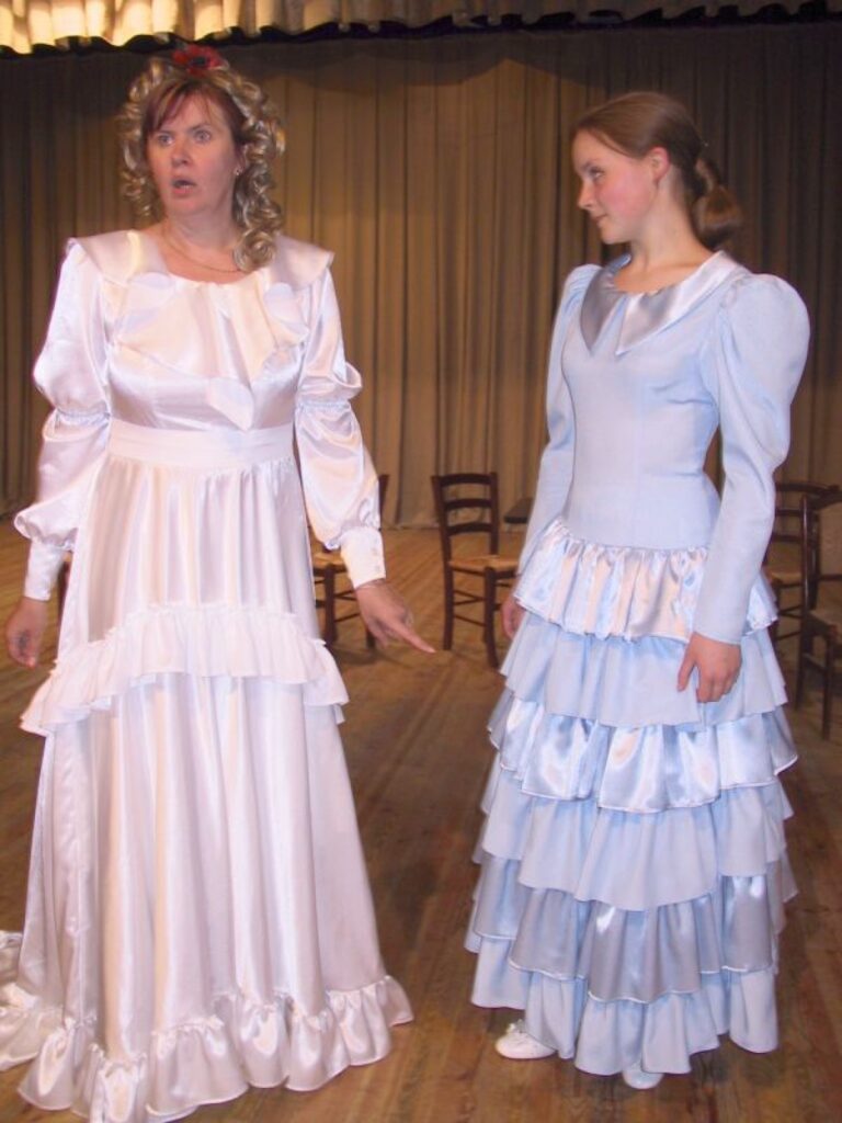 Līgo dienā Smiltenes Tautas teātris publikas vērtējumam nodos jaunāko iestudējumu – komēdiju “Preilenīte”. Galvenajās lomās – Maija Jančevska (no kreisās) un Dagmāra Leja.
Autors: Sandra Pētersone