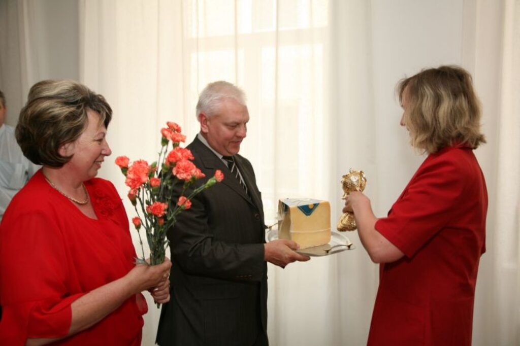 Biedrība “Siera klubs” novērtējusi “Ziemeļlatvijas” ieguldījumu siera popularizēšanā. Avīzei piešķirto balvu biedrības valdes loceklis Jānis Šolks un kluba valdes priekšsēdētāja Vanda Davidanova pasniedza žurnālistei Sarmītei Ozolai.
Autors: No 