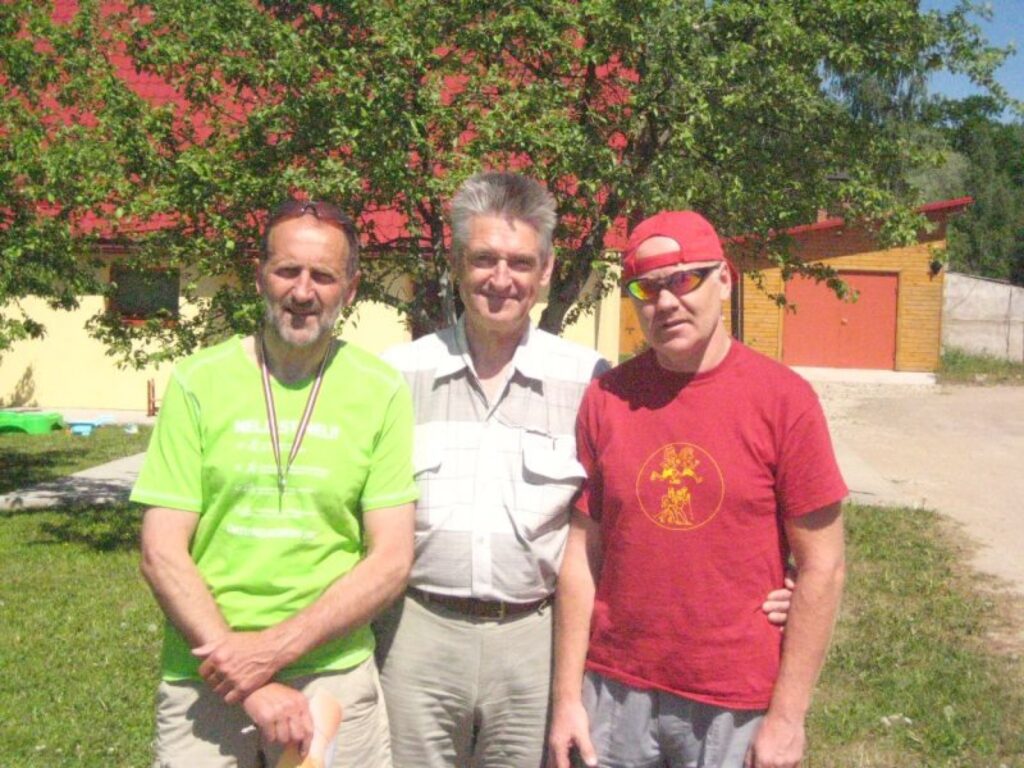 Latvijas sporta veterānu savienības prezidents Daumants Znatnajs (centrā) kopā ar riteņbraucējiem no Valkas rajona Andri Daini un Aivaru Grinbergu. 
Autors: No personīgā arhīva