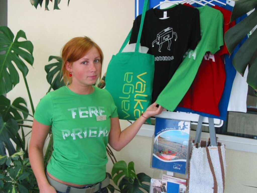 Ance Empele stāsta, ka tūristi informācijas centrā var iegūt ne tikai iznformāciju, bet izmantot arī datoru un iegādāties suvenīrus – kreklus un somiņas.
Autors: Aivars Zilbers