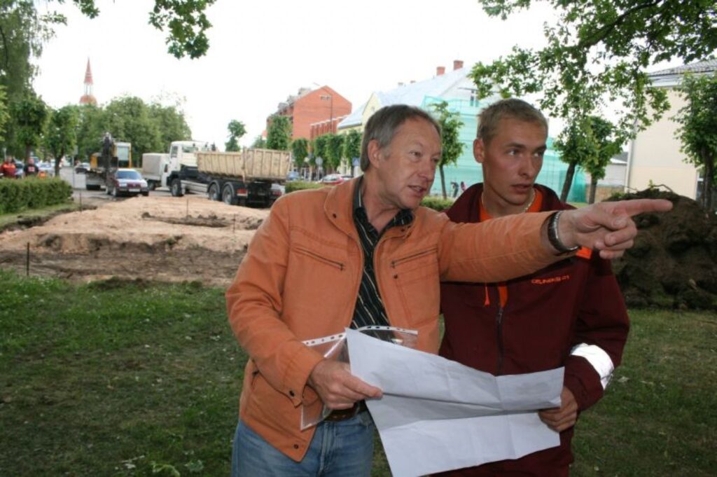 Šonedēļ Valkas centrā redzama SIA “Ceļinieks 01” strādnieku rosīšanās, jo notiek pašas pilsētas centa labiekārtošana.
Autors: Aldis Dubļāns