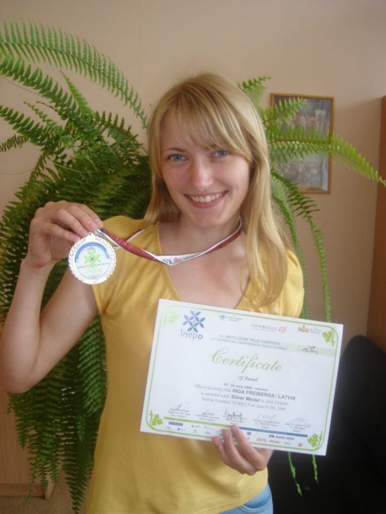 “Jānotic saviem spēkiem, tad to pamanīs un novērtēs arī apkārtējie,” ir pārliecināta Vides projekta olimpiādes sudraba medaļas ieguvēja Smiltenes ģimnāzijas 12. klases skolniece Inga Freiberga. 
Autors: Santa Sinka