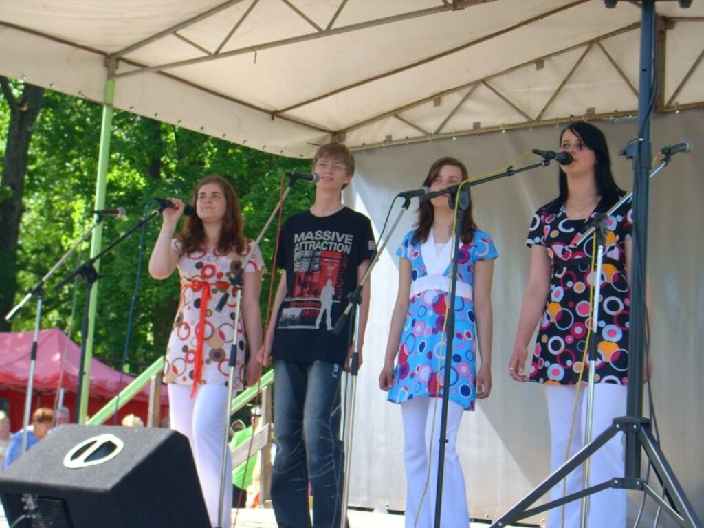 Valkas kultūras nama popgrupas “Kā neviens” kvarteta dalībnieki: Līga Pulka (no kreisās), Kristaps Meļķis, Anete Selga un Laura Pulka ar neatlaidīgu darbu panāk vērā ņemamus rezultātus.
Autors: No personīgā arhīva