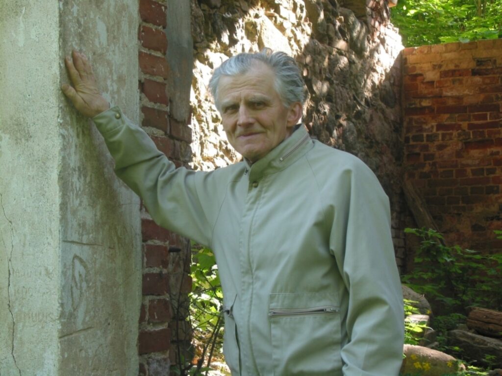 Vilis Poga uzskata, ka ir pēdējais laiks domāt par dievnama atjaunošanu, jo plaisas sienās top lielākas. 
Autors: Aivars Zilbers