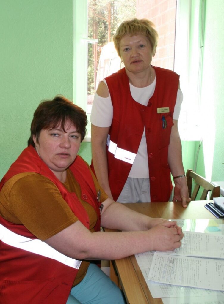 Neatliekamās medicīnas palīdzības darbinieces Sandra Strazdiņa un Dzintra Veldre dokumentāli pierāda, ka mediķi pie pacienta aizbraukuši laikus . 
Autors: Inga Karpova