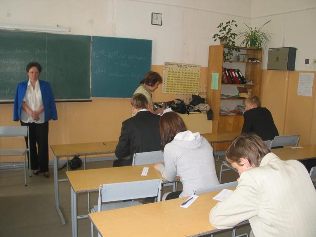 Klasē atrodas novērotāja, kas uzmanīgi lūkojas, lai eksāmens norisinātos bez pārkāpumiem.
Autors: Liene Kažociņa