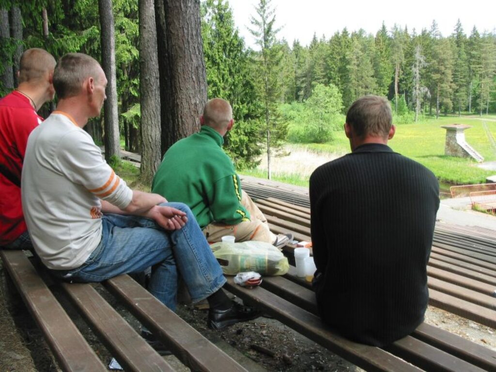 Vakar priekšpusdienā Valkas estrādē alu baudīja četri braši jaunekļi, kuri gan solījās, ka tukšās pudeles neatstās, bet aiznesīs.
Autors: Inga Karpova
