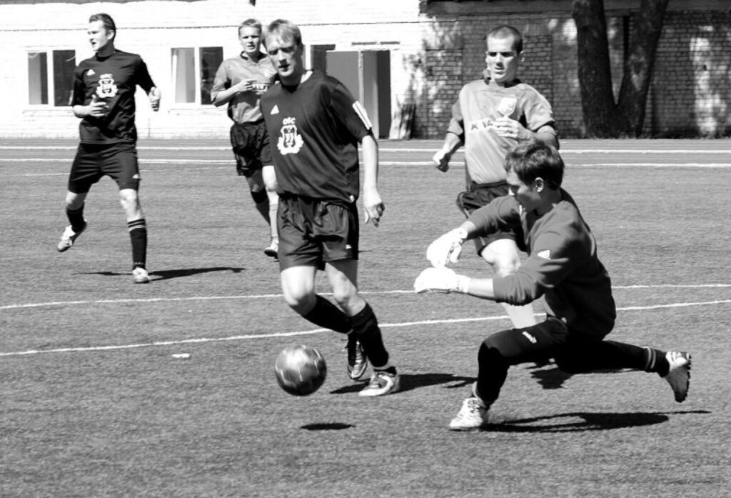 Valcēniešu uzbrukums ass, taču bez rezultāta – Marekam Cibuļskim neizdevās pirmajam nokļūt pie bumbas. 
Autors: Aldis Dubļāns