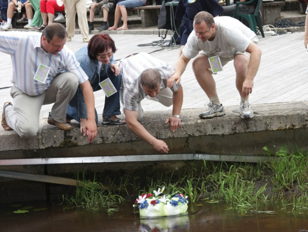 Valkas un Valgas nozīmīgākās amatpersonas pudeli ar noslēgto miera līgumu uztic liktenim – Pedeles ūdeņiem.
Autors: Aldis Dubļāns