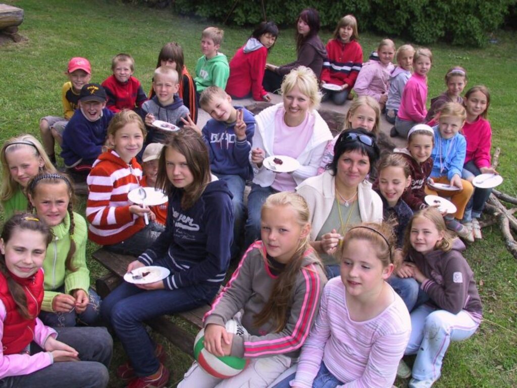 Smiltenē skolēniem atpūtu un izglītojošas nodarbības šovasar piedāvāja divi klubiņi: “Velnēni Melnēni” (attēlā) un “Sveiks un vesels”.
Autors: Sandra Pētersone