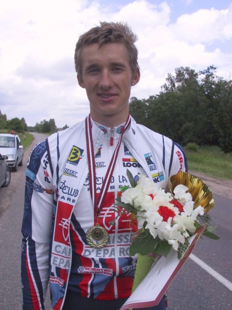 Smiltenietis Gatis Smukulis piektdien Smiltenē izcīnīja uzvaru Latvijas čempionātā riteņbraukšanā U-23 grupā, apsteidzot Mārtiņu Trautmani un Induli Bekmani. G. Smukulis ieguvis arī atlikušo ceļazīmi uz Olimpiskajām spēlēm Pekinā.  
Autors: Sandra Pētersone