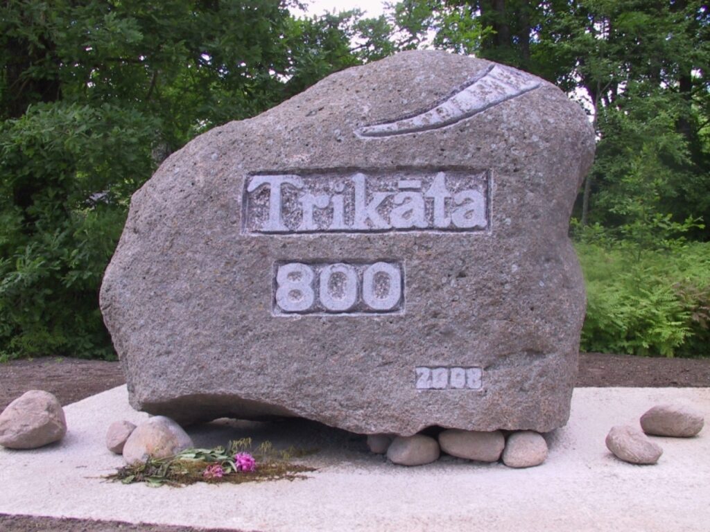 Par godu Trikātas astoņsimtgadei ciemata centrā atklāts jubilejas akmens. Svētkus trikātieši ar vērienu svinēs augusta sākumā. 
Autors: Sarmīte Ozola