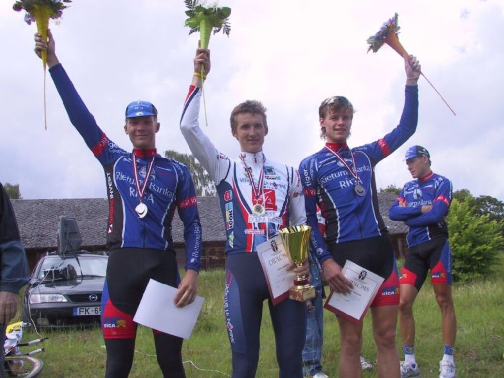 Smiltenietis Gatis Smukulis (vidū) šodien Smiltenē izcīnīja uzvaru Latvijas čempionātā riteņbraukšanā U-23 grupā, apsteidzot Mārtiņu Trautmani un Induli Bekmani. 
Autors: Sandra Pētersone