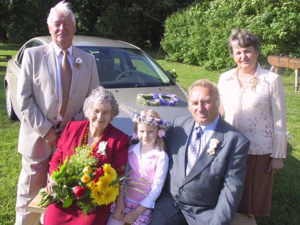 Līgo dienā zelta kāzas svinēja smiltenieši Velta un Ēriks Puriņi. Attēlā – kopā ar goda vedējtēvu Jāni Līkanu un goda vedējmāti Jānu Biķi un mazmeitiņu Alisi
Autors: Sandra Pētersone