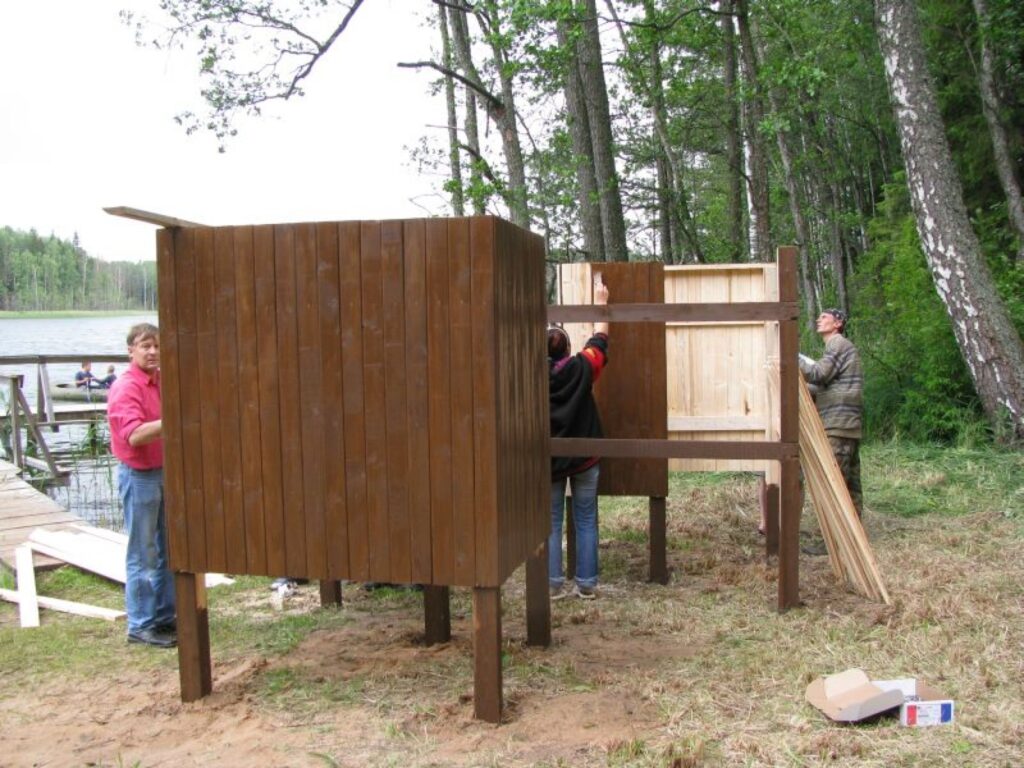Pirms Līgo svētkiem vietējie aktīvisti pie Valža ezera Ērģemes pagasta Turnā uzstādīja jaunu pārģērbšanās kabīni un soliņus.
Autors: No personīgā arhīva