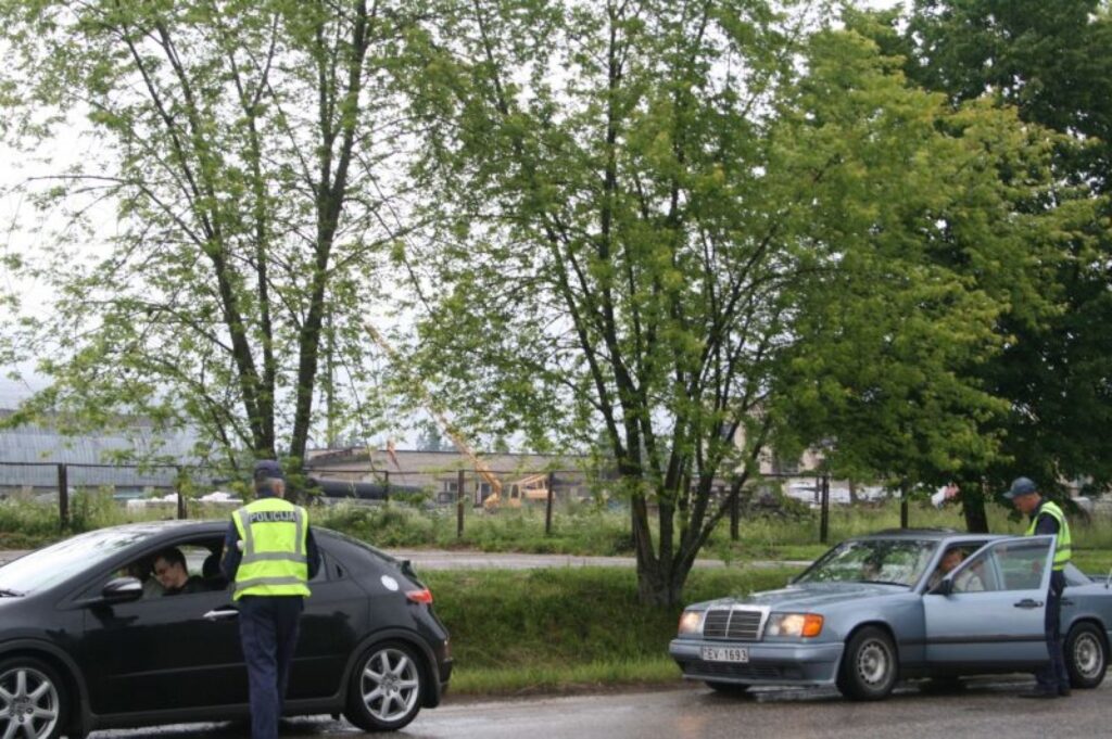 Līgo dienā Kārtības policijas biroja 3. nodaļas jaunākajiem inspektoriem Ivaram Lācim (no kreisās) un Ernestam Ramanim izpalika alus kauss un šašļiku cepšana, jo bija jāveic darba pienākumi. 
Autors: Inga Karpova