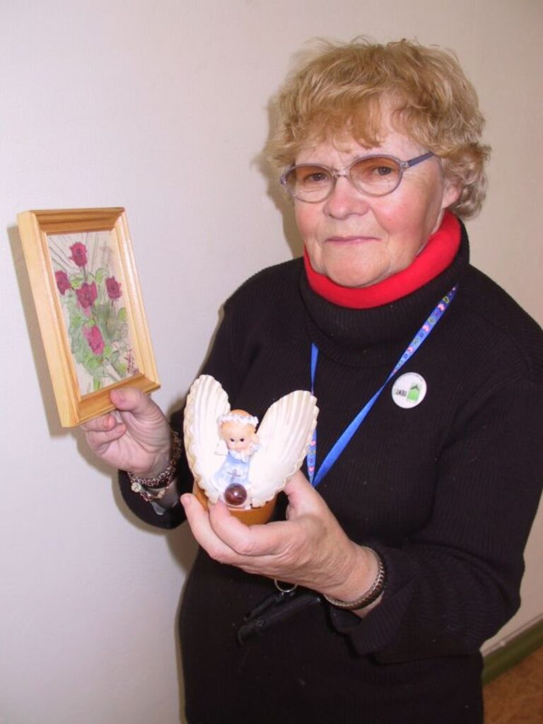 Šodien vārdadienā variniete Maiga Āboliņa atvēr savu jaunāko darbi izstādi, kurā eksponātu klāstā ir arī gleznas uz zīda un dažādi izmantotu gliemežvāku kolekcija. 
Autors: Sandra Pētersone