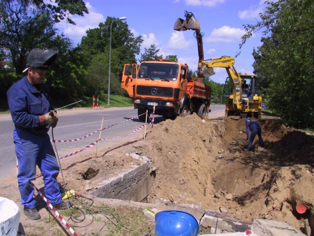 Firmas “Rubate” strādnieki visus darbus siltumtrasē plāno pabeigt līdz jūlija sākumam. Tikmēr Smiltenē centralizēti padotā siltā ūdens nebūs. 
Autors: Sandra Pētersone