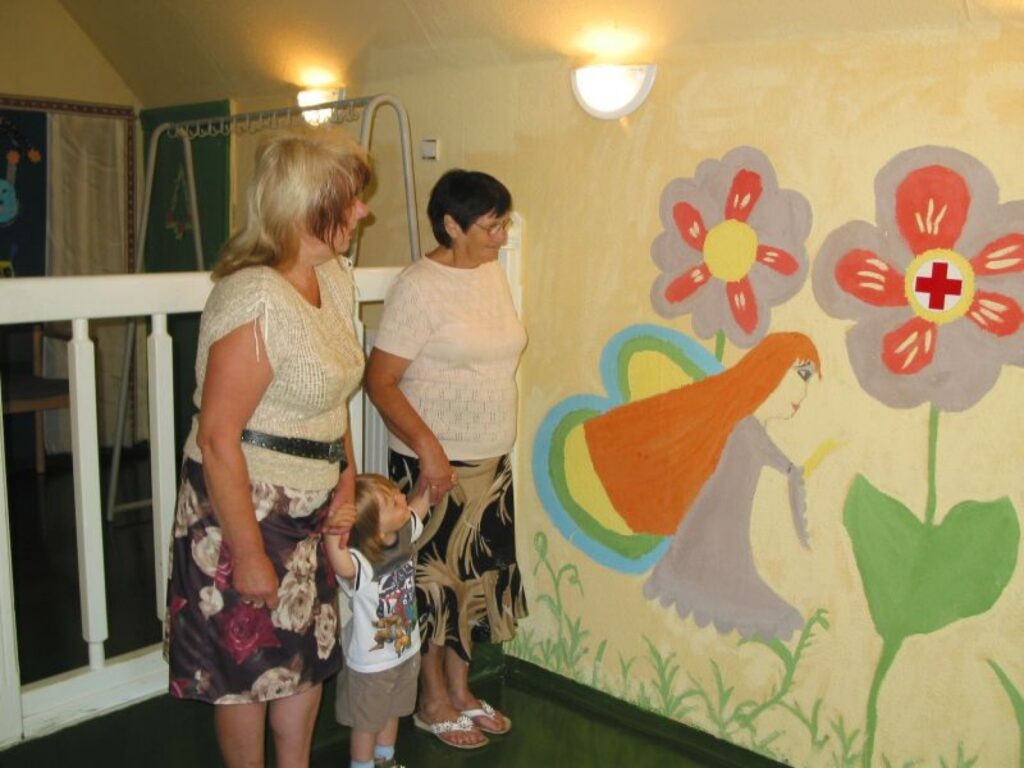 Sarkanā Krusta aktīvistes Māra Paškēvica (no kreisās) un Inta Jegorova atzīst, ka remonts izdevies. Inta apskatīt gleznojumus atvedusi arī mazdēlu Kristeru, lai zēnam parādītu kaut ko skaistu.
Autors: Aivars Zilbers