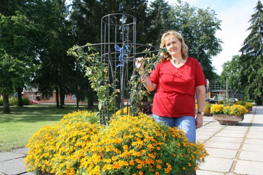  Šovasar Valkas centra puķu dobēs zied visu varavīkšņu krāsu puķes. Tas ir pilsētas dārznieces Ineses Vehi nopelns.
Autors: Inga Karpova