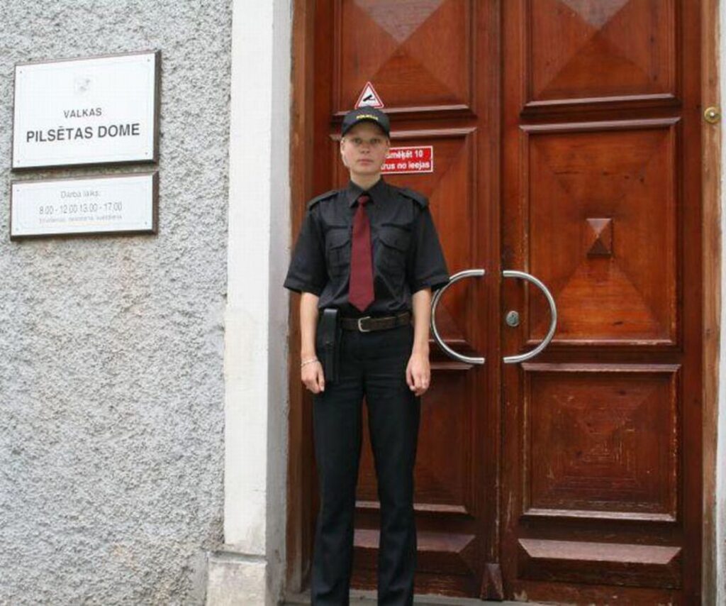 Valkas domes pašvaldības policiste Diāna Medvecka savus amata pienākumus veic tikai divus mēnešus, bet jau ieguvusi zināmu darba pieredzi.
Autors: Inga Karpova