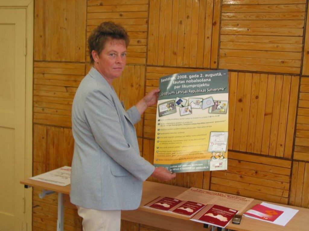 Ērģemes pagasta vēlēšanu komisijas locekle Daiga Ūdre domā, ka mazais apmeklētāju skaits iecirknī vēl nav attieksmes rādītājs, jo daudzi vajadzīgo informāciju uzzinājuši no preses un nolēmuši balsot.
Autors: Aivars Zilbers