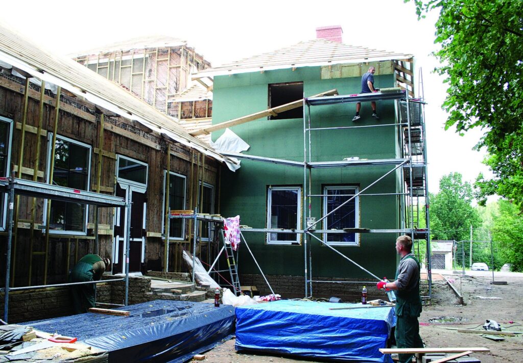 Lai tautas nama rekonstrukciju pabeigtu laikus brigādē pašlaik strādā apmēram 20 amatnieki.
Autors: Aldis Dubļāns