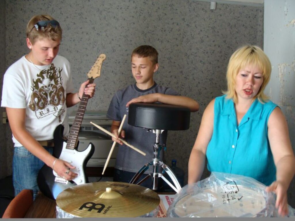 Kārķu jaunieši Kristaps Veidemanis (no kreisās), Kristaps Krastiņš un jauniešu centra vadītāja Svetlana Dudare ir iepriecināti, ka nu pagastā jauniešiem būs pašiem savs ansamblis.
Autors: Sandra Pilskalne