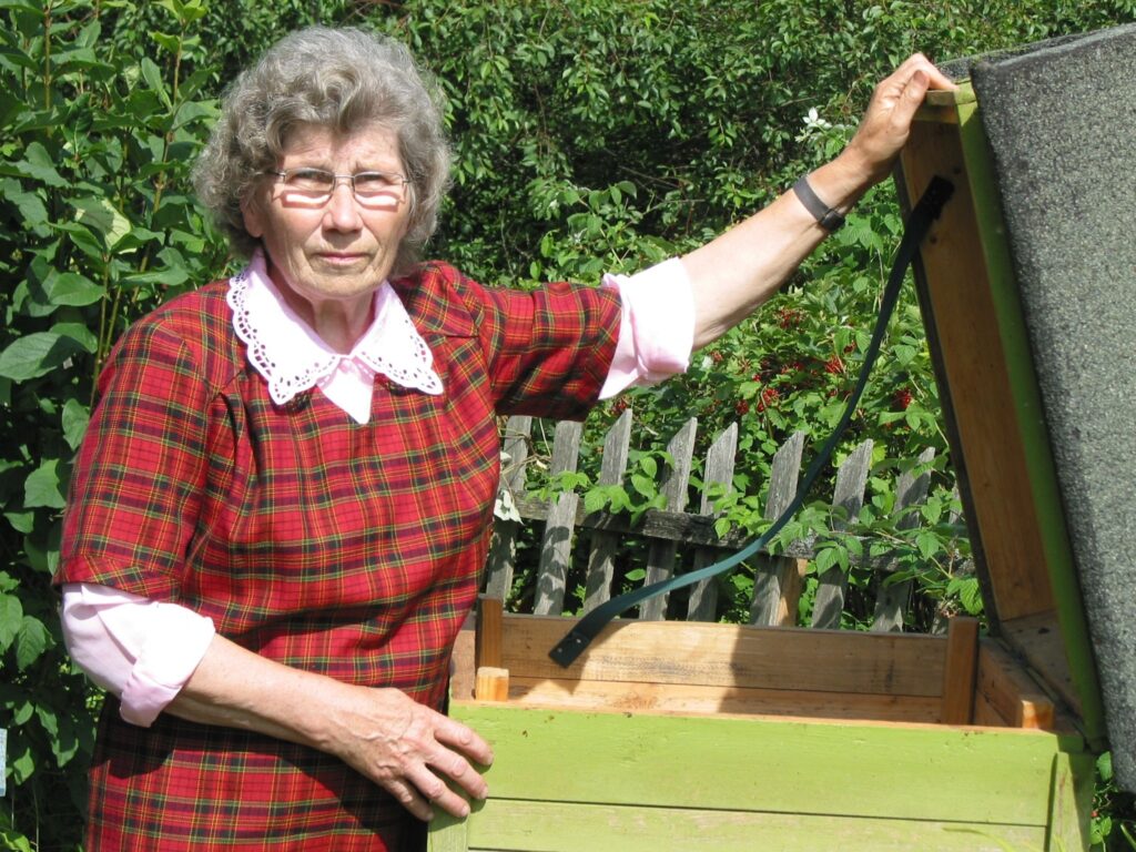 Dzintra Lezdiņa atgūto dzimto māju atjaunošanā ir ieguldījusi lielu darbu un tagad sētā san bites.
Autors: Aivars Zilbers