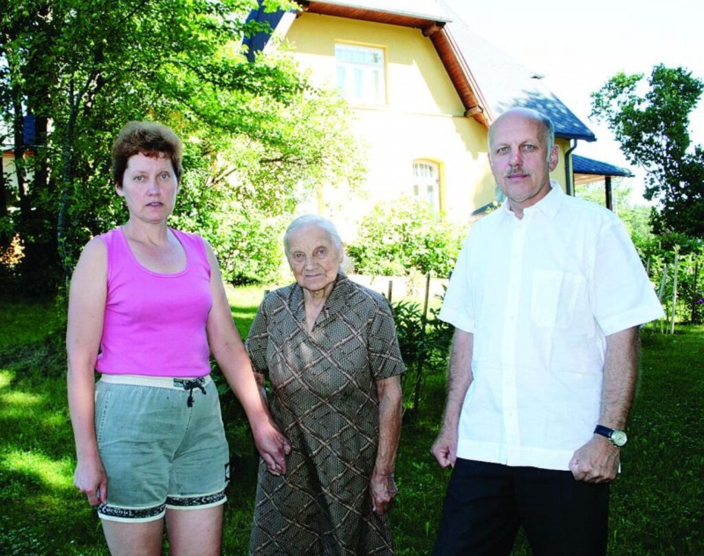 Nedēļas nogalēs kopā ir visi – saimniece Aija Pebo, mājas gariņš tante Elvīra un saimnieks Andrejs.
Autors: Aldis Dubļāns