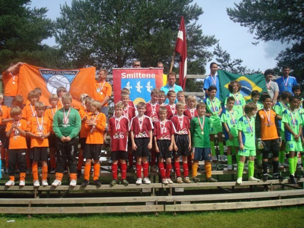 Smiltenes sporta skolas futbolisti (1997. dz.g.) turnīrā Somijā ieguva galveno balvu – Kokolas kausu, finālā uzvarot igauņus, bet pusfinālā - brazīliešus.
Autors: No personīgā arhīva
