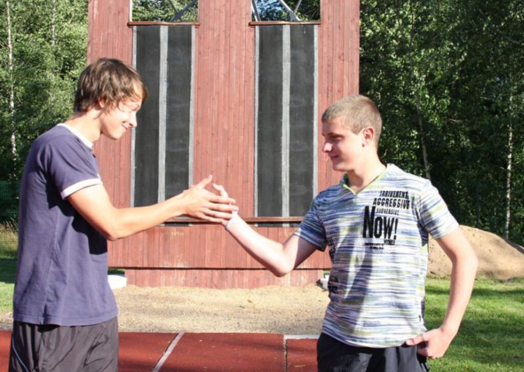 Mārtiņš Beiša (no kreisās) vēl panākumus mazāk pieredzējušam kolēģim šajā sporta veidā Madaram Dicam.
Autors: Aldis Dubļāns