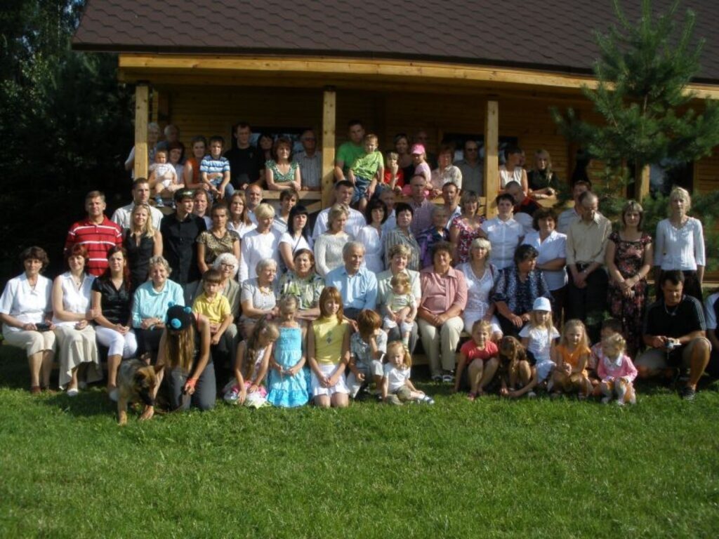 Vāveru dzimtai ir tradīcija ik pēc diviem gadiem satikties radu salidojumā. Šovasar viņi pulcējās Smiltenes pusē, viesību namā “Pērles”, kura saimnieks arī ir no Vāveru dzimtas.
Autors: Sandra Pētersone