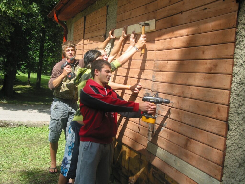 Kad ir vajadzība, senās muižas klēts atjaunošanas darbos labprāt palīdz arī pagasta jaunieši.
Autors: Aivars Zilbers