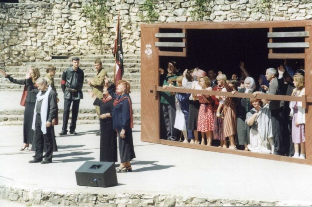 Skatītājus visvairāk saviļņoja Saldus tautas teātra un Zemessardzes izpildītais uzvedums “Neaizmirsīsim pagātni”
Autors: Jānis Kampe