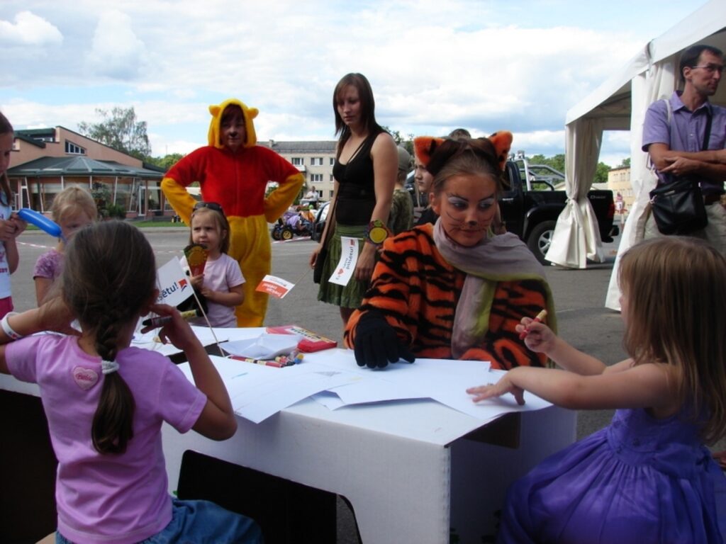 Vienīgais pasākums, kas pilsētas svētkos notika Smiltenes centrā, bija sarīkojums bērniem – radošās darbnīcas, leļļu teātris un piepūšamās atrakcijas.
Autors: Santa Sinka