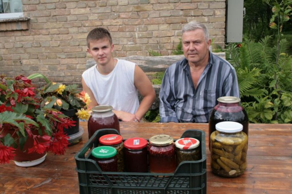 Arturs un Juris Kūmiņi ir galvenie sēņu veči. Arturam zināmas tādas beku un ogu vietas, kuras tēvam nemaz nerāda.
Autors: Aldis Dubļāns