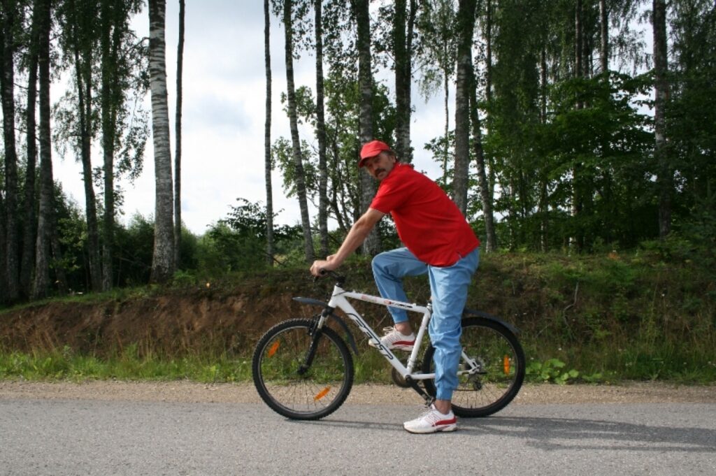 Kārlis Pētersons uzskata, ka dzīvot laukos tīrā gaisā, ēst tīru pārtiku un, ja vien iespējams, nodarboties ar riteņbraukšanu vai skriešanu, tā ir liela laime.
Autors: Aldis Dubļāns