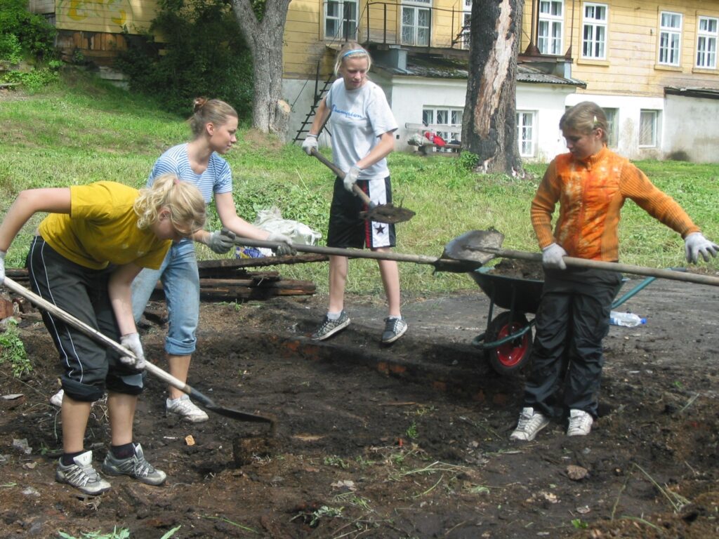 Talka sākas ar vietas iekārtošanu rotaļlaukumam
Autors: Aivars Zilbers