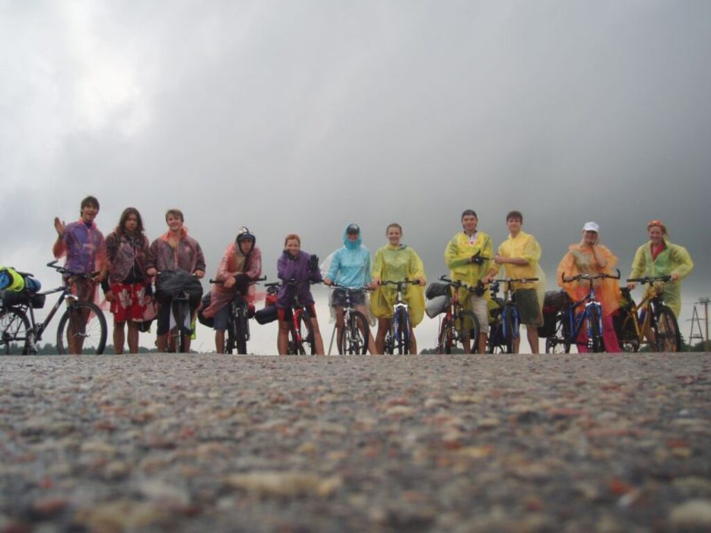 “Lielisko” veloceļojumā devās: Raitis Mūrnieks (no kreisās), Rigards Aigars, Kristaps Klints, Rūdis Dauksts, Inga Ērgle, Anete Mežkaza, Maija Kudlāne, Toms Knostenbergs, Emīls Vīksna, Signe Glaudāne, Rūta Pauloviča.
Autors: No personīgā arhīva