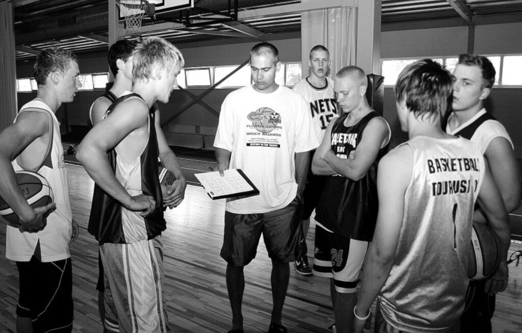 Rīgas 3. bērnu un jaunatnes sporta skolas vecākais treneris Mareks Bajārs audzēkņus iepazīstina ar treniņa plānu.
Autors: Aldis Dubļāns